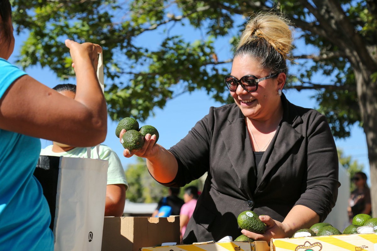 aurorak12's tweet photo. Several Montview Elementary parents recently volunteered to distribute free produce to their community.π
πThe fall farmer's markets are a collaboration with @AICSFoodBank. The next markets will be Nov. 20 and Dec. 4 at 2:45 p.m. on the school's blacktop. #APSCommunity https://t.co/gQrGYvvsAi