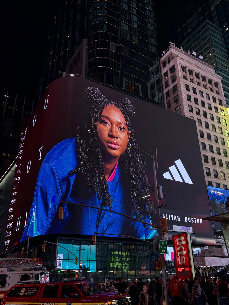 GotTheFever22's tweet image. Look who’s in Times Square right now!!! ❤️❤️
