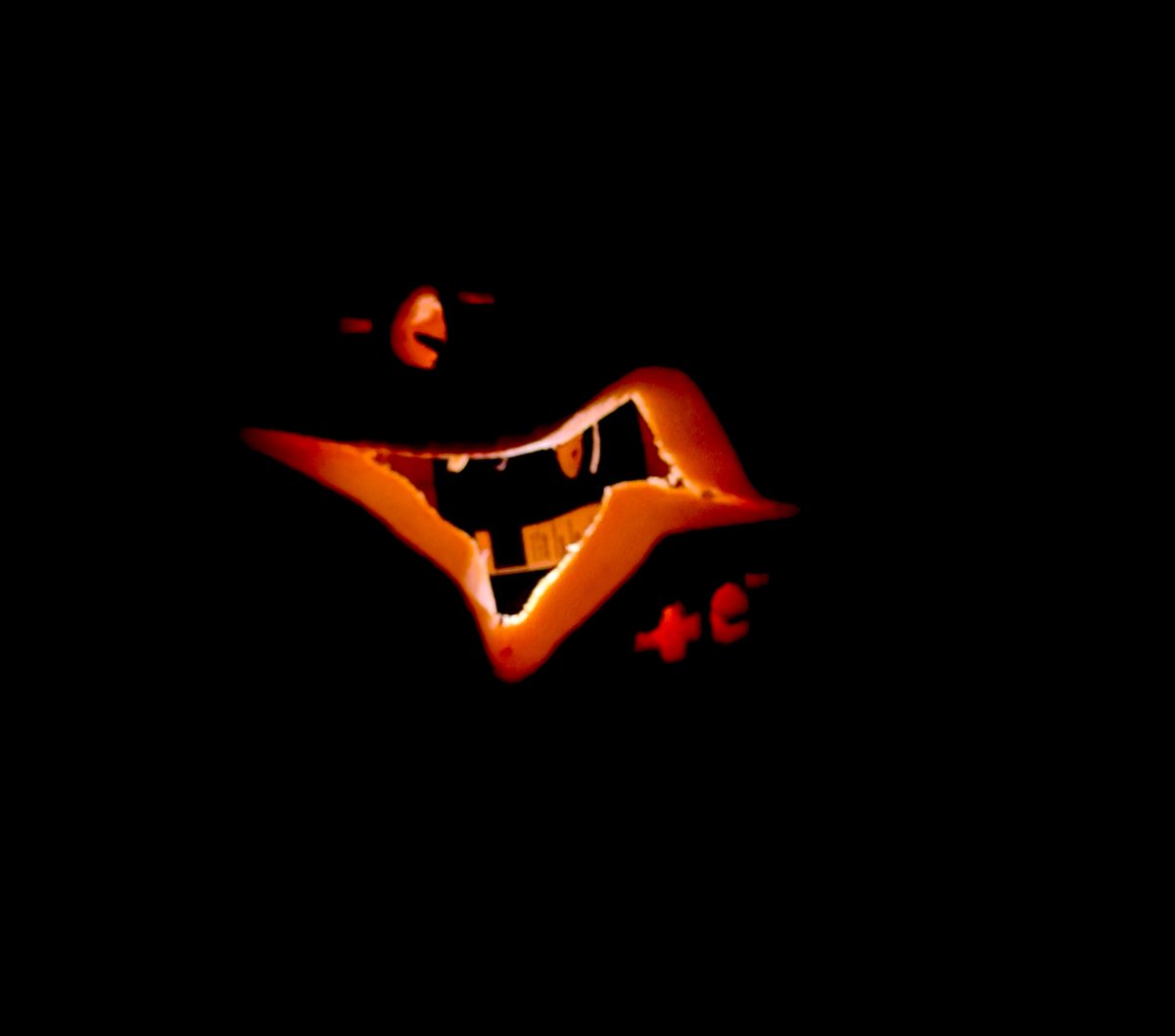 Wuakatela's tweet image. Spooky season is almost over and we sure know how to have fun. Yesterday we had our annual @ShafaatLab pumpkins carving party 🎃.