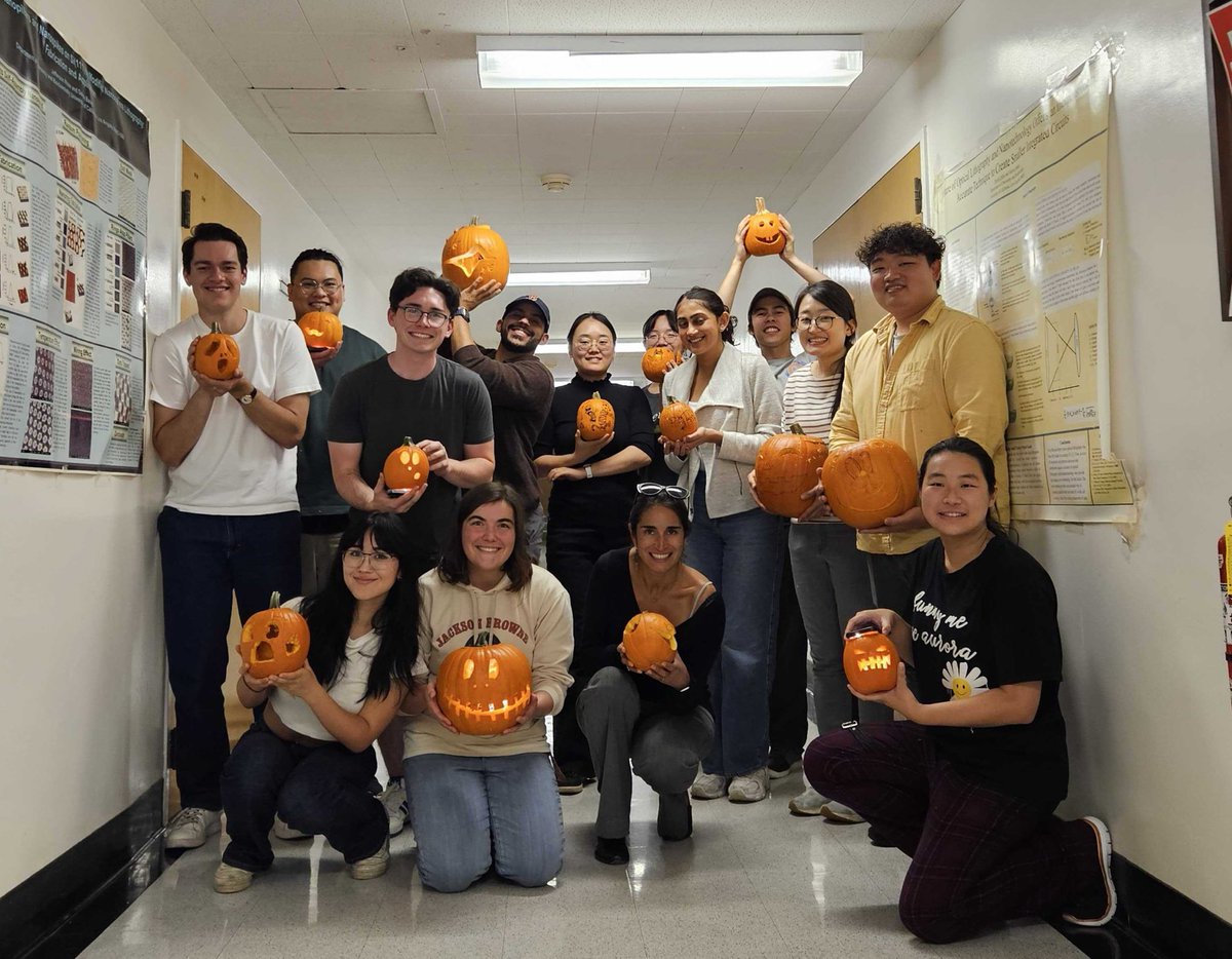Wuakatela's tweet image. Spooky season is almost over and we sure know how to have fun. Yesterday we had our annual @ShafaatLab pumpkins carving party 🎃.