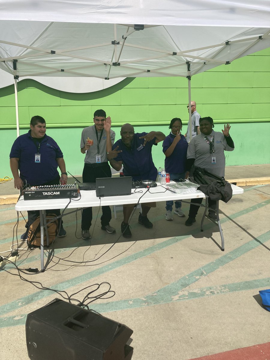 After a productive morning sorting and packaging 3000 pounds of mixed produce this morning, the <a href="/HISDSPED/">HISD-OSES</a> /<a href="/theheartprogram/">The H.E.A.R.T. Program</a> students enjoyed the good times at the <a href="/HoustonFoodBank/">Houston Food Bank</a> during their annual bbq cookoff!  <a href="/ragga48/">Winston C</a>