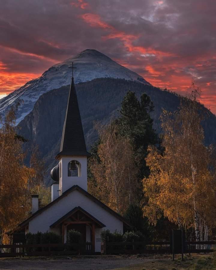 Iglesia al pie del gigante Lanin, Patagonia Argentina 💙🇦🇷👌

Foto de Sandra Weber