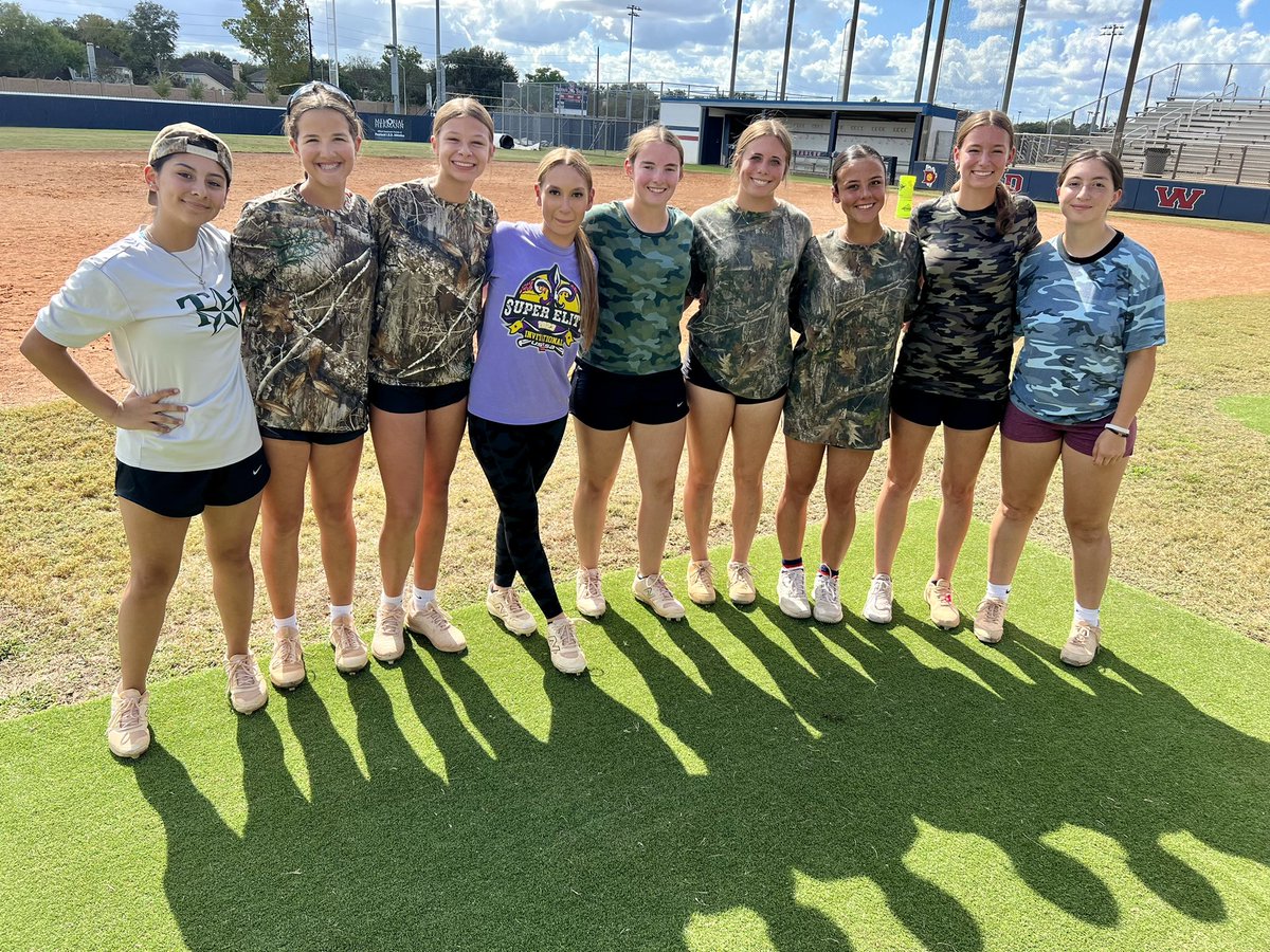 dawson_eaglesSB's tweet photo. Another competition Friday + Camo day! Playing the classic: Left Side / Right Side competition.
🥎
🦅
👈🏼👉🏼
#leftsiderightside #camoday #competitionFridays #itsbetterhere #someflyweSOAR #FAMILY @DawsonHighSchl https://t.co/nicV7wOQL9