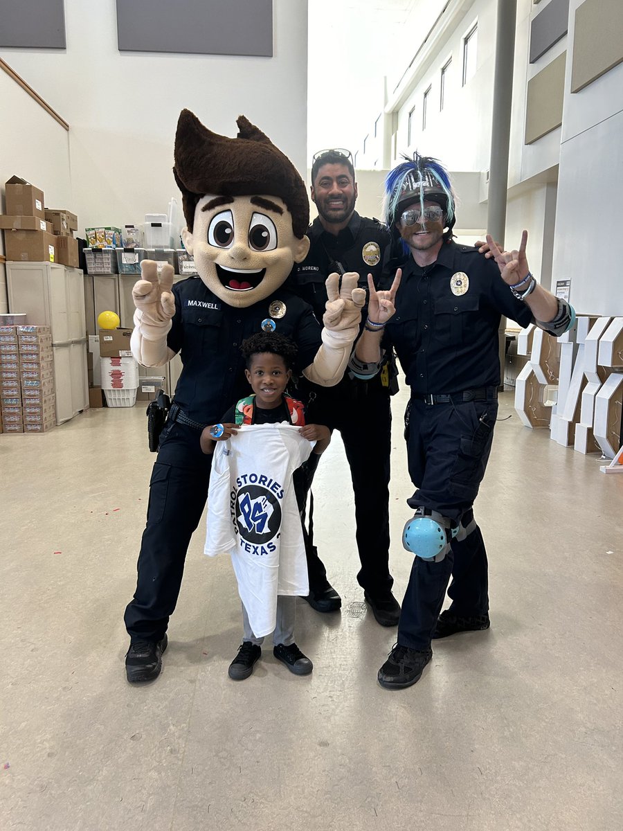 Officer Moreno hanging out with the kiddos at Spears Elementary school during Patrol Stories!