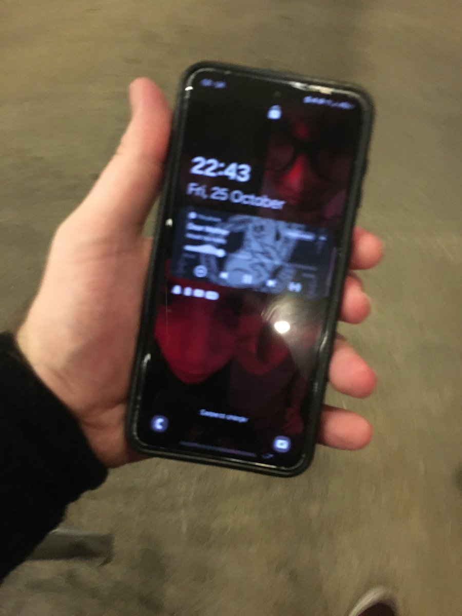 Sam13rown's tweet image. Anyone lost this phone at @BEARTOOTHband at @O2VicWarehouse please contact the venue