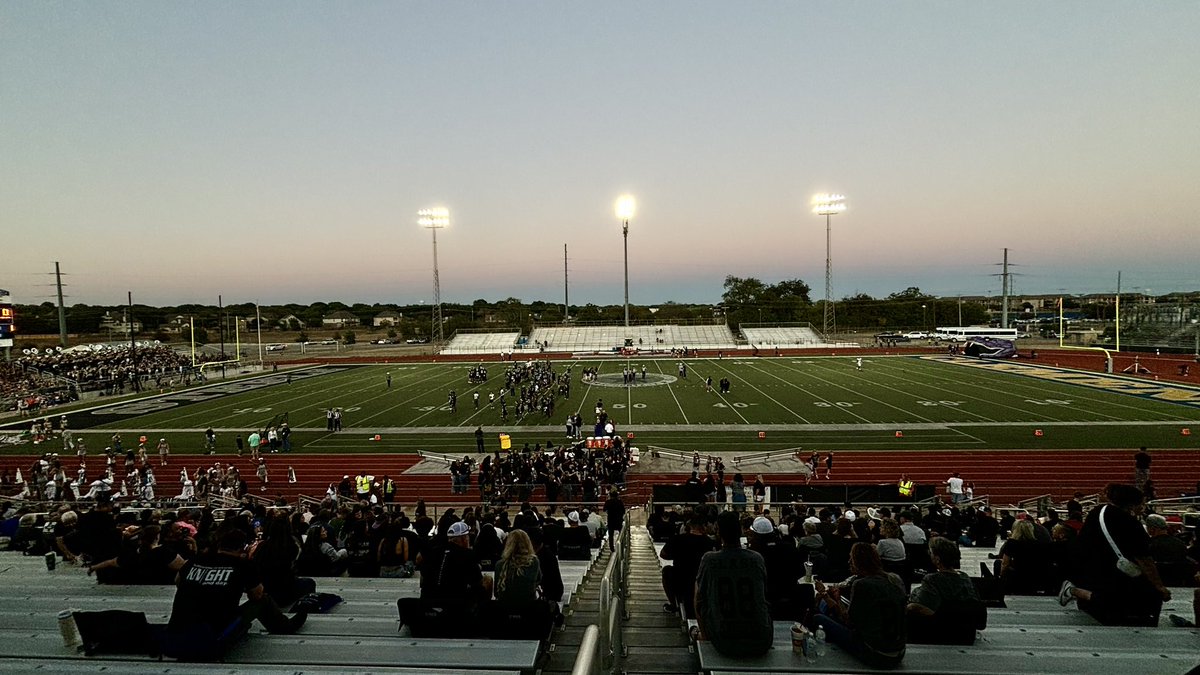 We are 30 minutes out from <a href="/RattlersSM/">San Marcos Ratter Football</a> taking on <a href="/steelefootball/">SteeleFootball</a>. Stay tuned as we will have live updates all game in this thread. Also tune into @KTSWW_899to hear Sparti Locklin and Jerry Castro on the call!
#SMHSFB🏈 | #KTSW📻 |#RattlerUp🐍