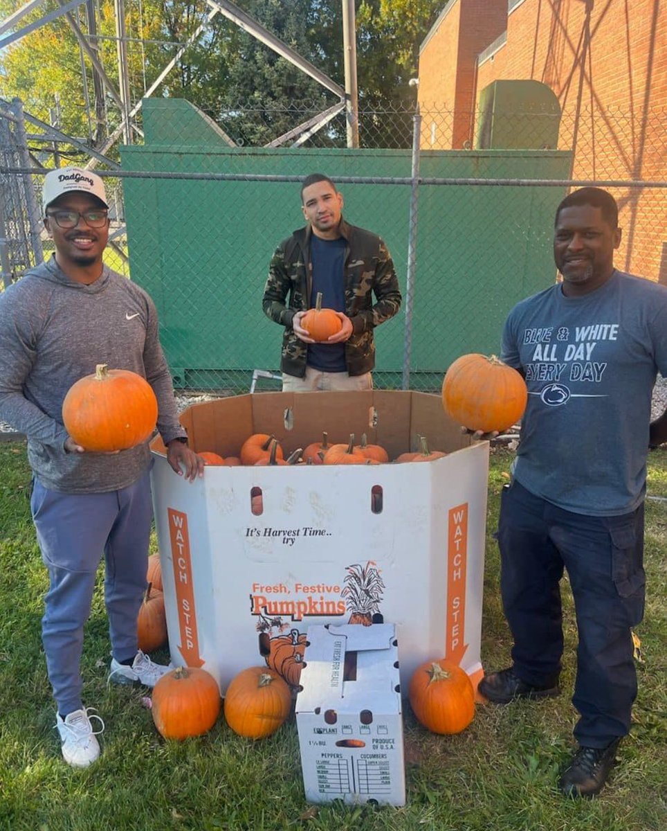BaltimorePolice's tweet photo. NWD officers unloading pumpkins to distribute at trunk or treats across the district 🎃🧡🚔

#team600 #thegreatnorthwest #CommunityPolicing #bpd https://t.co/AuU79bG8Fi