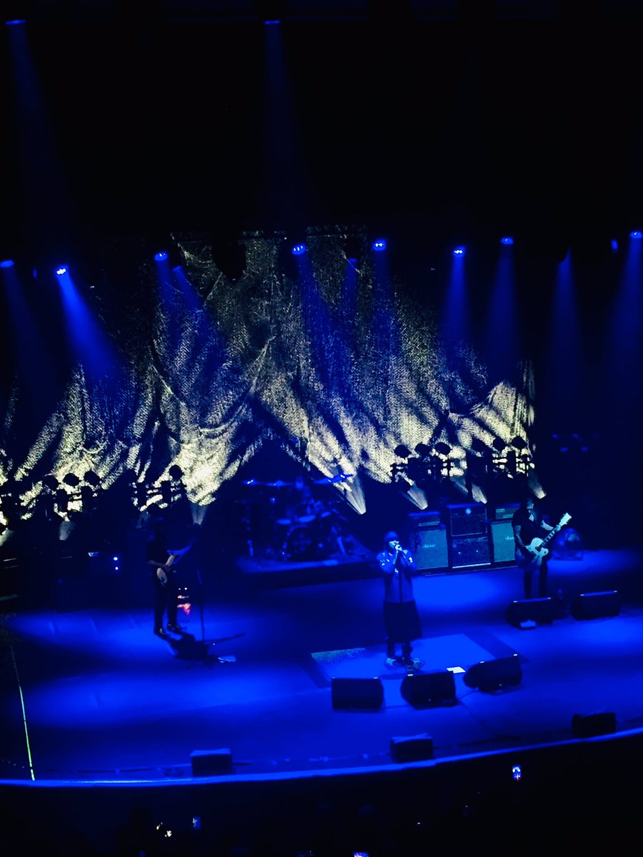 MelaniePrentic2's tweet photo. Ian Astbury absolutely smashed it at Manchester Apollo. Came back on for ‘She sells Sanctuary’ in an Iliman Ndiaye Everton shirt!! 
Legendary 💙 
At Goodison later for his last visit.
@officialcult https://t.co/63w8szH1XJ