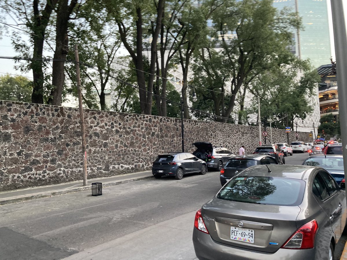 No solo se estacionan en lugar prohibido, ya hasta sistema de aparatado con franeleros incluidos así el respeto al RT y  la hampóneria  en la #CDMX <a href="/SSC_CDMX/">SSC CDMX</a> <a href="/UCS_GCDMX/">Unidad de Contacto del Secretario SSC CDMX</a>  puente de Xoco entre el Cantoral y Mitikah