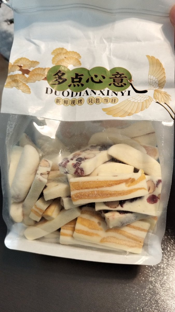 どなたか、上海で買ったこれは何なのか分かる方いますか？
ヨーグルトの何かっぽい。結構美味い。