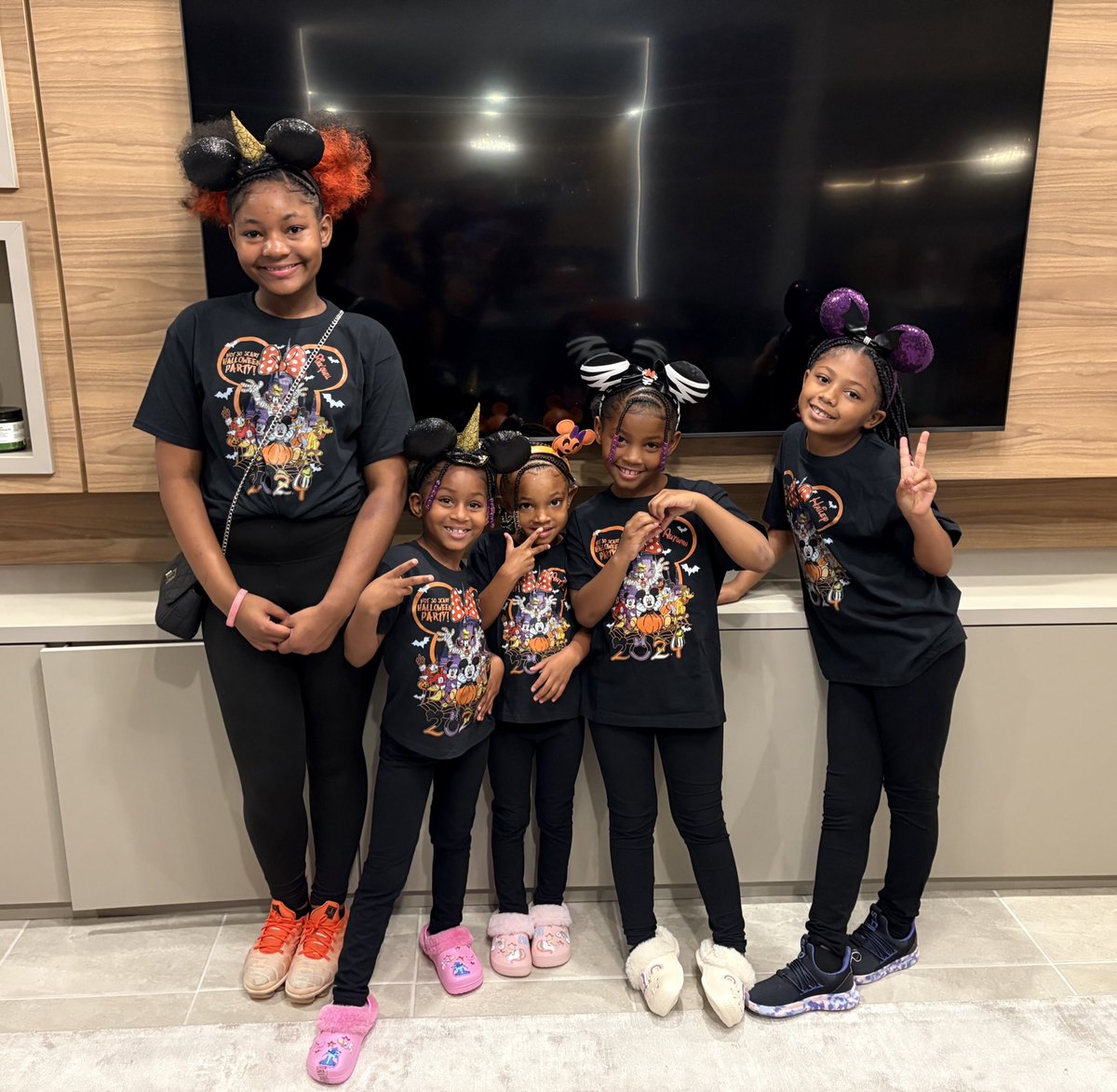 CoachMel__'s tweet photo. Disney Family Vacation 2024🖤😎
#MiniGoats🐐 https://t.co/L5HBVqoaad