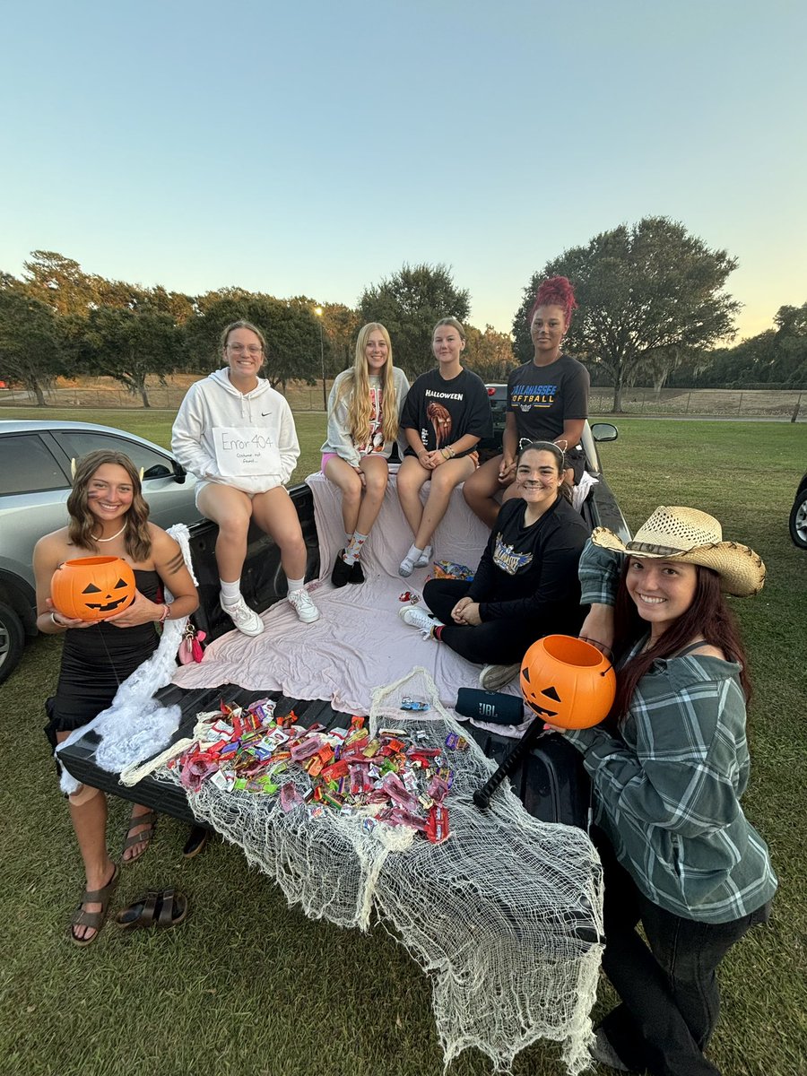 Our Sophomore Eagles spent their evening helping out with Swift Creek Middle School Trunk or Treak 🎃👻#SpookySzn #leavealegacy