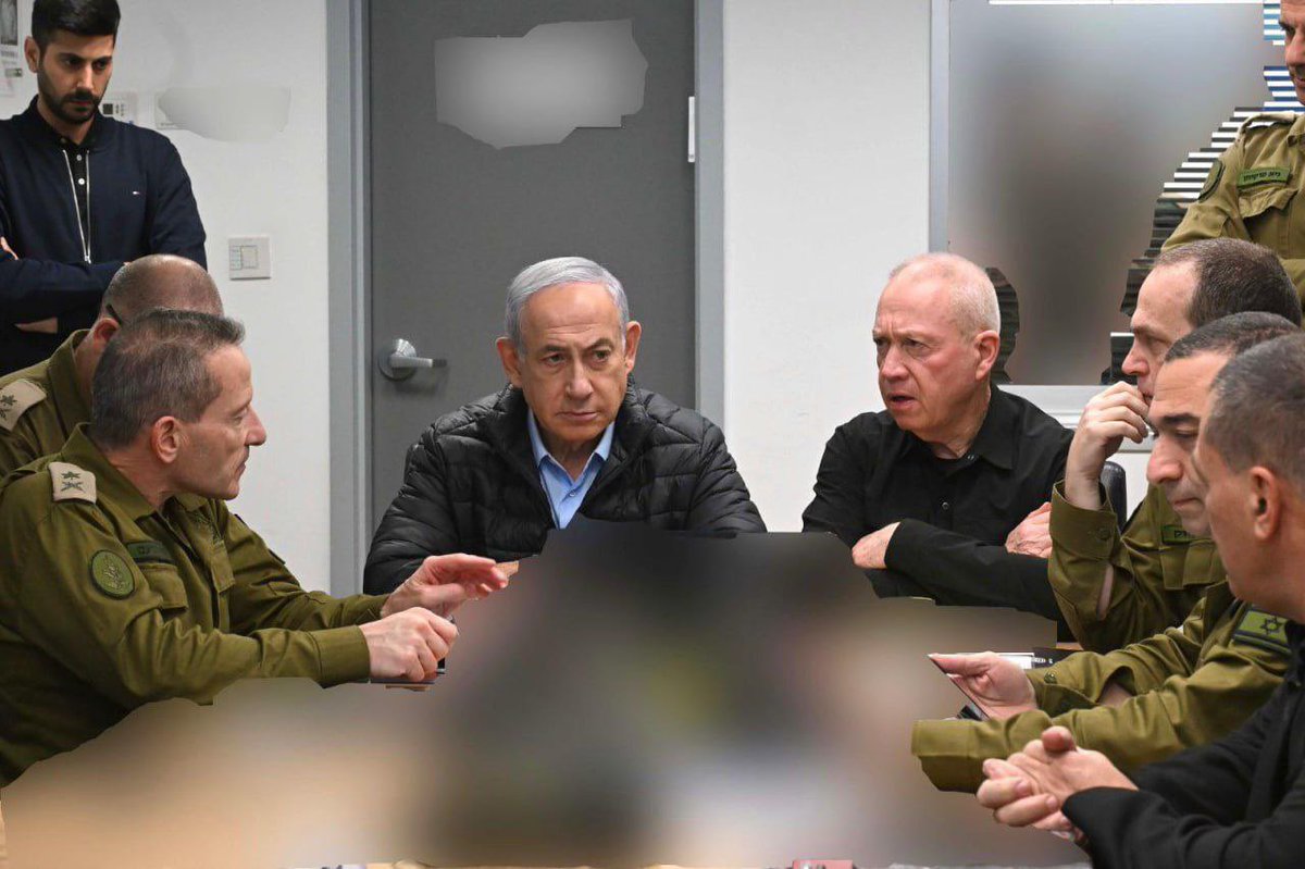 🇮🇱⚡🇮🇷 Benjamin Netanyahu et ses responsables militaires, y compris Yoav Gallant sont actuellement dans la salle souterraine du ministère de la défense.
😂😂
Apparemment l’attaque a été un échec et le lieu touché est une zone de tournage vidéo 
#Iran #Israel #IsraelAttack