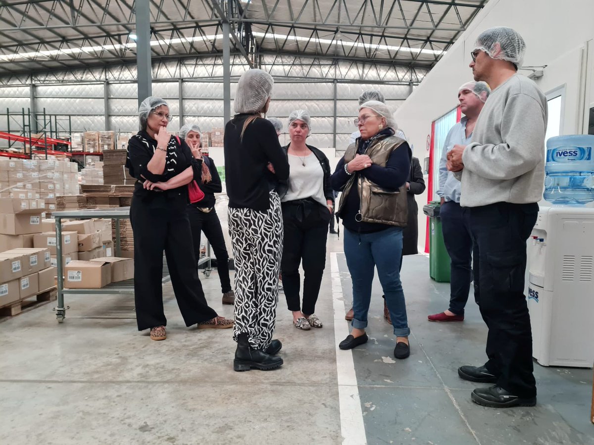 elisacarrio's tweet photo. Hoy visitamos la fábrica de alimentos libres de gluten "Binfinit" en Pilar, donde pudimos conocer de cerca su increíble e innovador proceso de producción. Además, compartimos un cafe con vecinos, donde conversamos acerca del difícil momento que está atravesando la clase media y los pequeños comerciantes 

Juntos, enfrentamos el gran desafío de trabajar para que todos tengamos, de una vez por todas, igualdad de puntos de partida y de oportunidades. La clave, como sostengo hace más de 30 años,  está en la educación. Ese siempre debe ser nuestro horizonte.