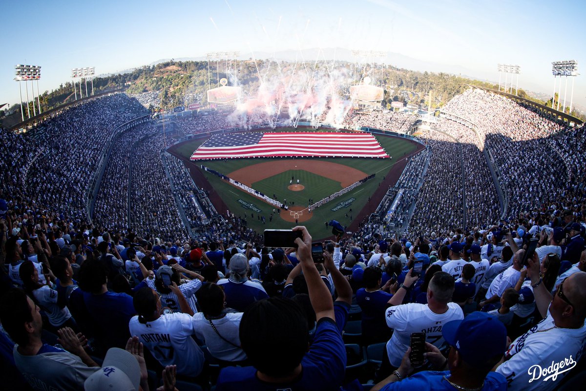 The #WorldSeries looks good at Dodger Stadium. 😍