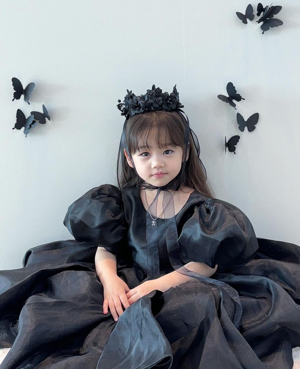 waktunya hari ini anterin alea ke pesta halloween di sekolah, excited banget dia pakai baju ini hihi 👸🏻
selamat bersenang-senang sayang, nanti bubun nyusul yah! 👋🏻

📍 <a href="/TAMANBINTANGG/">UNDER RECONSTRUCTION 🔨🔧</a>