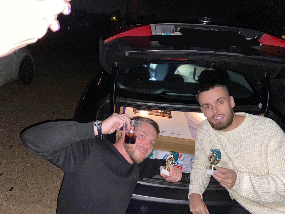 Vitality_RocKy's tweet photo. Je vais seulement rentrer chez moi, ça va faire tard pour lancer le live j’essayerai de lancer un petit live demain soir à la place ! 

On a gagné le tournoi et on repart à la maison avec les 2 TV comme l’an dernier 😂

(Oui c’est Ousmane Dembele qui a pris la photo 😭😭) https://t.co/lWXrvY0rrz