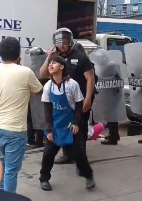 MarcoAvilesH's tweet photo. El Perú es el rostro de desolación de este niño. Una docena de municipales le acaban de robar el puesto de desayunos donde trabajaba con su madre cerca de un hospital. 
Al fondo, la madre está destruida en el suelo. https://t.co/7KygbNsXej