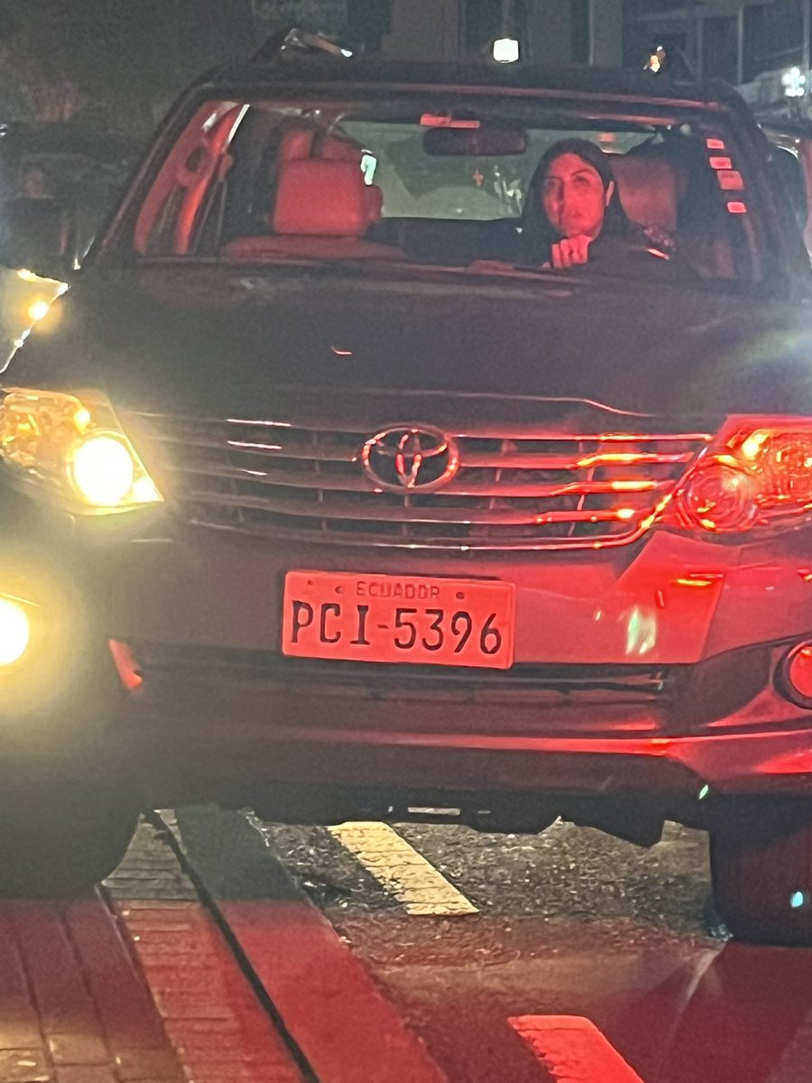 mariapazza's tweet photo. Este personaje se subió a la vereda para evadir el tráfico, nos puso en riesgo a varios peatones y se fue pitando y saludando al agente @AMT_Quito, que como siempre no hizo nada. 

Rosa Balseca Vizuete consta como la propietaria. Tomó la Granados para ir hacia el ciclista. https://t.co/jNCgwYLUkc