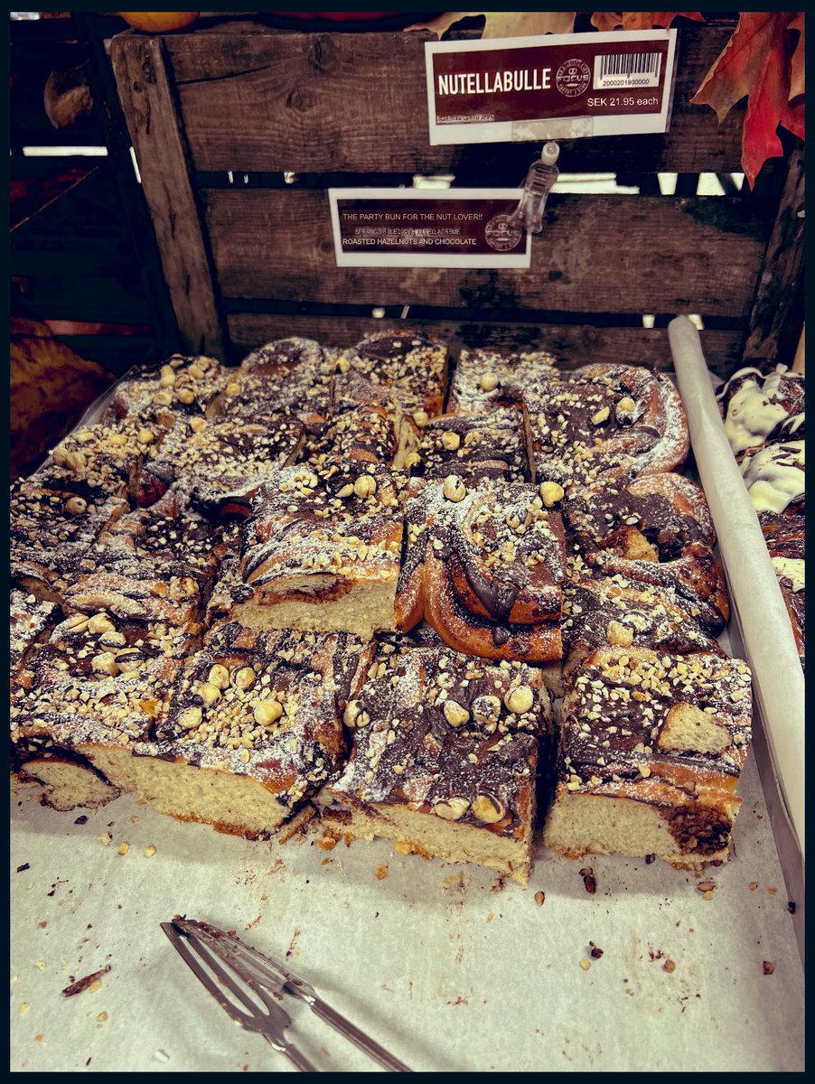 emanoholdric's tweet photo. I saw a unique display of Halloween cinnamon rolls.

I bought three each.
(I did some googol translate on the text of the pics.)
#Cinnamonroll #pastery https://t.co/IXhHh8JJQy