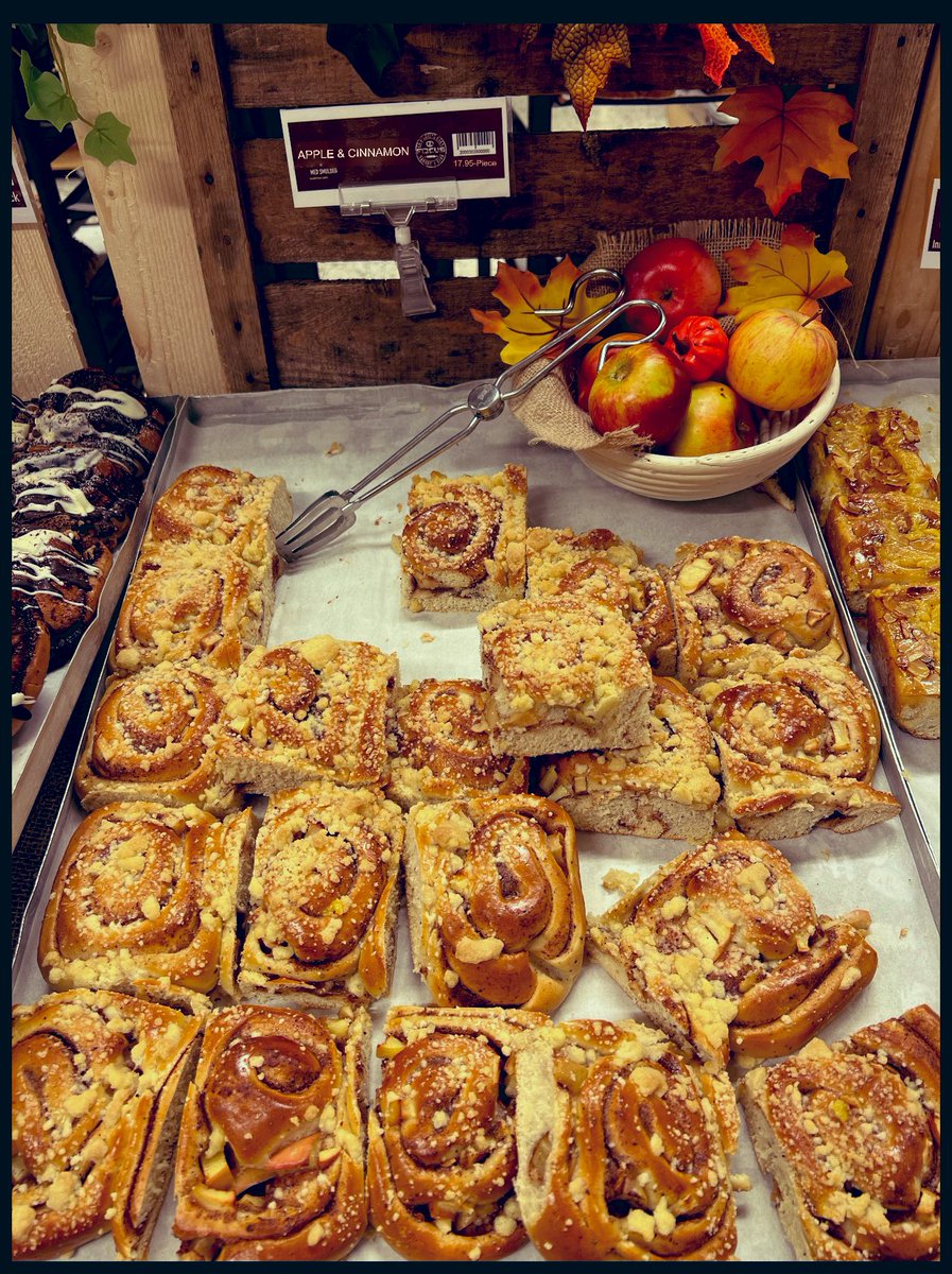 emanoholdric's tweet photo. I saw a unique display of Halloween cinnamon rolls.

I bought three each.
(I did some googol translate on the text of the pics.)
#Cinnamonroll #pastery https://t.co/IXhHh8JJQy