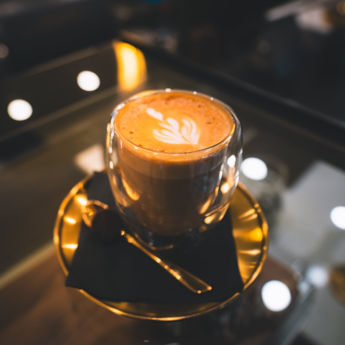 Some baristas think foam art is optional. At Dalian’s, it’s a masterpiece every time 🎨🧑‍🎨☕️ #DaliansCafe #LatteArt #RealCoffee #DTLACoffee