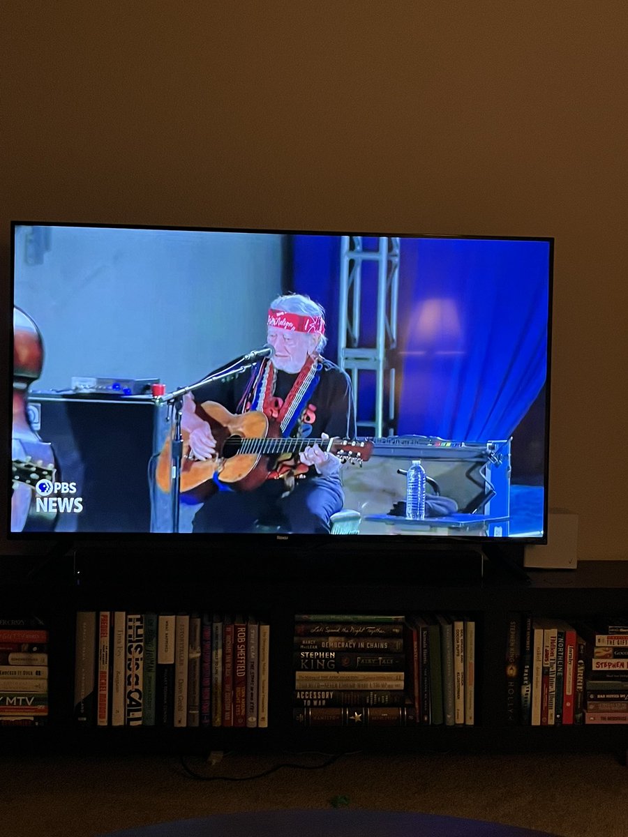 Willie Nelson casually strolled on stage in Houston &amp; just started playing like everyone was at a cookout at his place ❤️

#KamalaForFreedom #HarrisInHouston