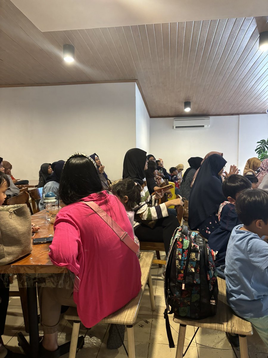 FannyAulia's tweet photo. Lalu ada kuis jugaaa seputar Happy Kamper, yang berhasil jawab dapat hadiah 🥳

#IbuSeruHappyKamper
#HappyKamper
#FindBookBeHappy https://t.co/aH3N0L6Qyg