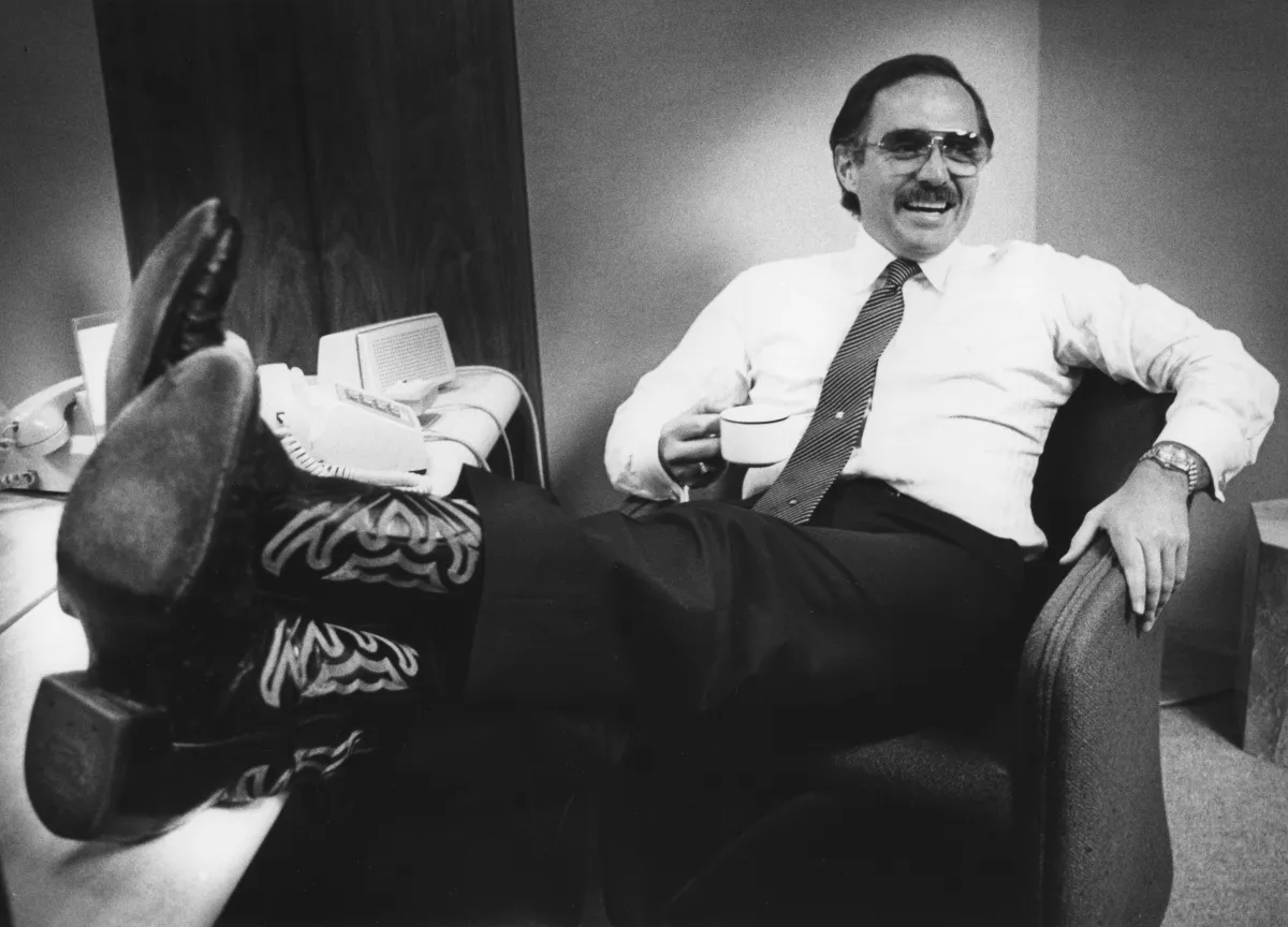 DaveyDaveyyy's tweet photo. This man started a company at 36 years old with his last $820

Turned it into $450 million dollars in 6 years

He grew up poor and in and out of jail

His name is Dan Pena

If you want to get ridiculously rich without using your own money study his story: https://t.co/rf8QQ2Muls