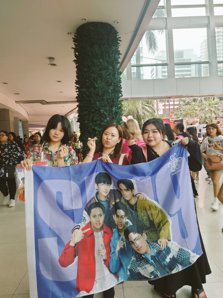 CwingIris's tweet photo. 終於見面！Team CN/HK🇨🇳🇭🇰
Finally we meet in person💙💙💙

ANIM NA TAONG SAMAHAN
@SB19Official #SB19
#Happy6thAnniversarySB19 https://t.co/K9RZihB6En