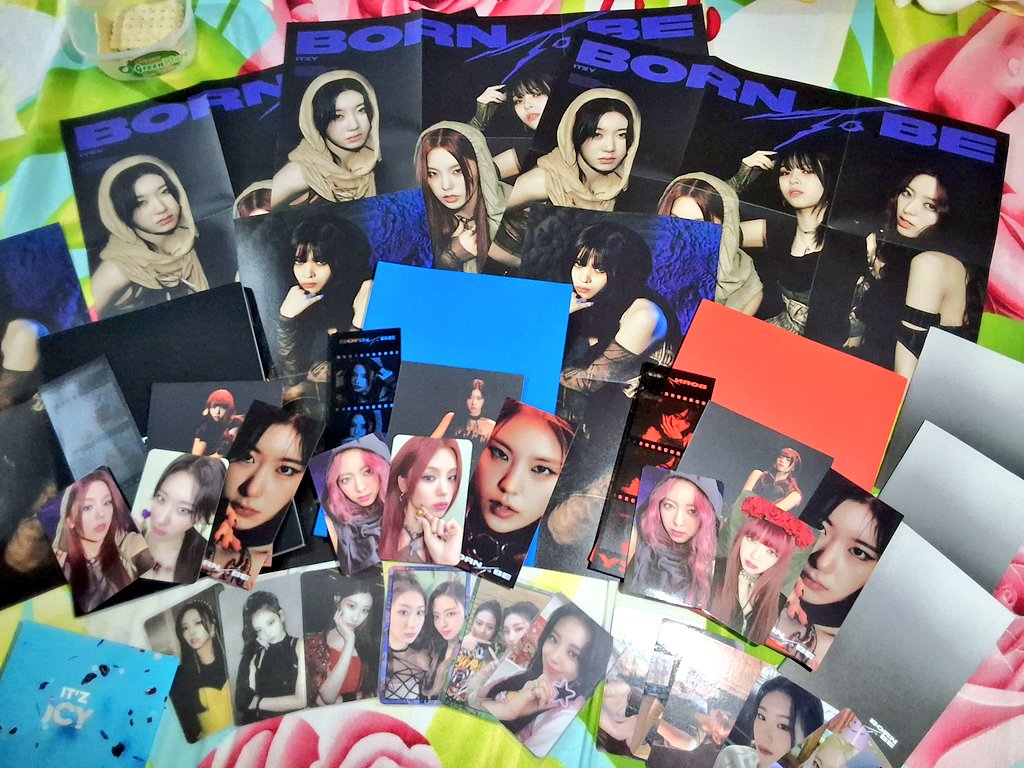 woncrest's tweet photo. π #woncrestmail | @M_MKShop
na-budol nanaman me !!! super happi bcs complete na yuna wannabe collection q hihi plus gw at btb set pa (uwing-uwi si ryujin 3 folded posters pa lang!?!?!), highly recommend this shop for affordable but official itzy merch π©· https://t.co/eVqw0fNEAb