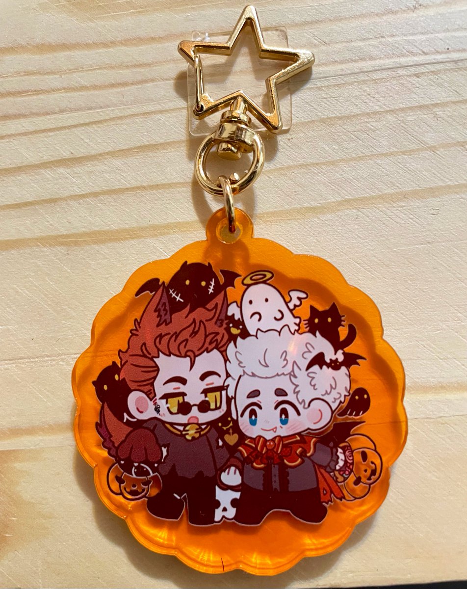todoketai_kt's tweet photo. #GoodOmens #GoodOmensFanArt 
👿Halloween Acrylic Charms😇

It's on sale tomorrow. https://t.co/oAplKY9Apa