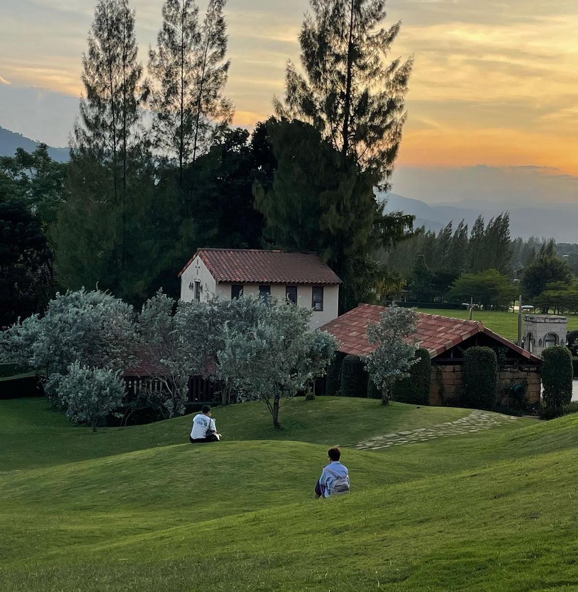 sfkkfs_'s tweet photo. ช่วงสิ้นปี แนะนำที่พักเขาใหญ่ Toscana Valley ฟิลเหมือนอยู่ต่างป. มีห้องพักหลายราคา ธรรมชาติสมบูรณ์ มองไปตรงไหนก็สวย ช่วงปลายฝนมีหมอก แสงตอนพระอาทิตย์ตกสวยมากก 🌳🌄 https://t.co/h6DHH42cmD