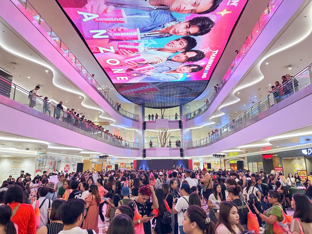 AranetaCity's tweet photo. Welcome back home, inaanaks! 💠💖

We’re very happy to see you here again at the #CityOfFirsts! For those still on their way—WYAT? Be sure to visit the A'TIN Fanzone at 📍Quantum Skyview, Upper Ground B, #GatewayMall2! 👋🏻✨

ANIM NA TAONG SAMAHAN
#SB19 #Happy6thAnniversarySB19 https://t.co/kgU2907DJ6