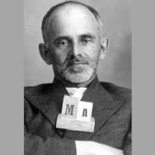 ipnotic's tweet image. Non dirlo a nessuno,
ciò che hai visto, scordalo —
l’uccello, la vecchia, la cella
o altro ancora.

Ti invaderà altrimenti,
schiuse le labbra,
sul far del giorno
un aghiforme tremore...

Osip Mandel’štam