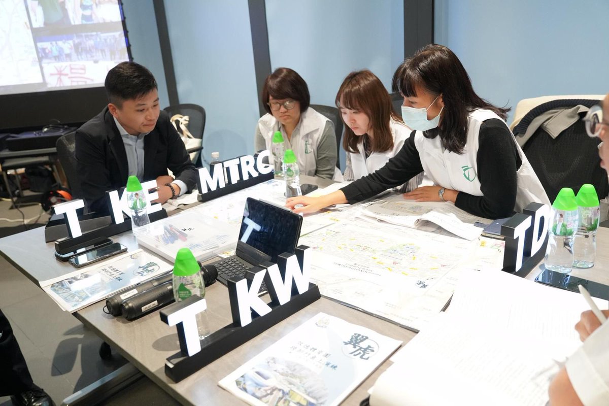 hkpoliceforce's tweet photo. POISED TO PROTECT🏟️
🇭🇰#HKPF’s held the 1st tabletop exercise to prepare 150+ reps from fellow govt depts/relevant orgs for potential emergencies during large-scale events—incl. 🗺️concerts🎸/⚽️matches—set to grace the 🆕#KaiTakSportsPark in📍Kowloon East slated to open in Q1 2025.

To learn more about the tabletop exercise that served as a rehearsal for the test events & on-site drills scheduled for late OCT to Q1 2025 with the aim of ensuring the Kai Tak Sports Park’s smooth operation during its official commissioning, please visit:
https://t.co/ZWsDkmiCYZ
