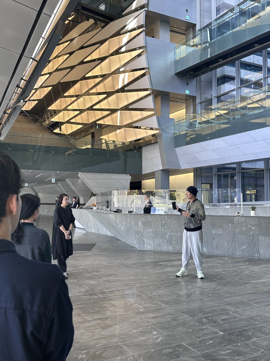 오픈하우스서울 2024] 10월 26일 토요일 코오롱 원앤온리 타워(모포시스+해안건축) 모포시스 임성수 부장님께서 전공자와 비전공자  모두 알기 쉽도록 설계의 주안점과 건축물의 컨셉에 대한 설명과 함께 진행 중 입니다!