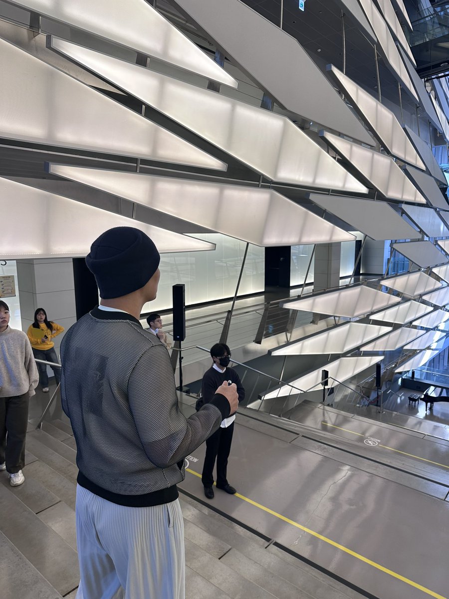 오픈하우스서울 2024] 10월 26일 토요일 코오롱 원앤온리 타워(모포시스+해안건축) 모포시스 임성수 부장님께서 전공자와 비전공자  모두 알기 쉽도록 설계의 주안점과 건축물의 컨셉에 대한 설명과 함께 진행 중 입니다!