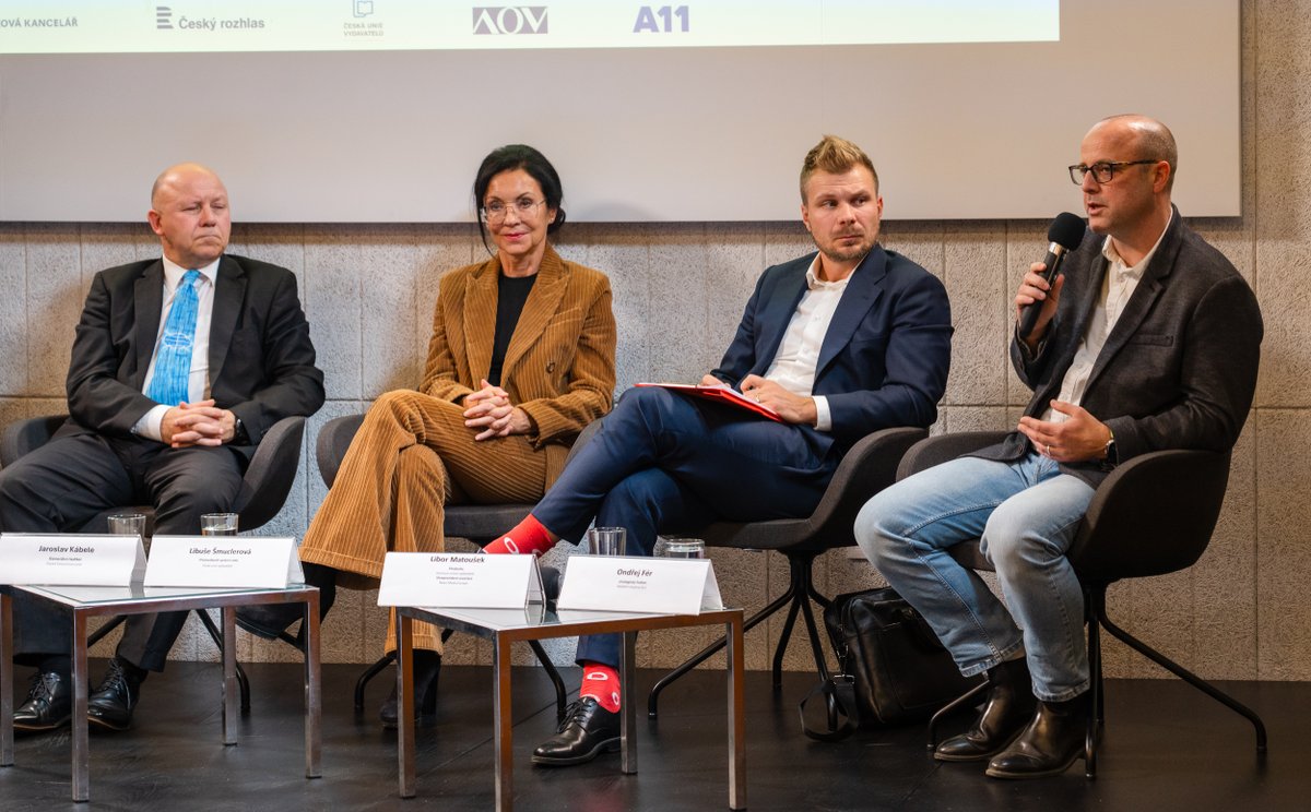 ondrejfer's tweet photo. Trocha společenského života. S @LiborMatousek @ReneZavoral @JaroslavKabele @SmuclerovaL jsme na pozvání Klubu finančních ředitelů probrali vztah soukromých a veřejnoprávních médií, což zní jako daleko sušší debata, než jaká to ve skutečnosti byla. https://t.co/eYSQtqLbII