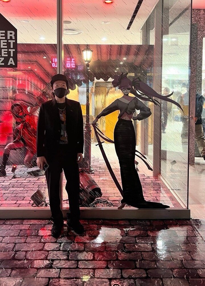 Shardyyy07's tweet photo. Tite Kubo taking a photo with his character Saitou Furoufushi at the Margiela exhibition https://t.co/M4t7hvDf0A