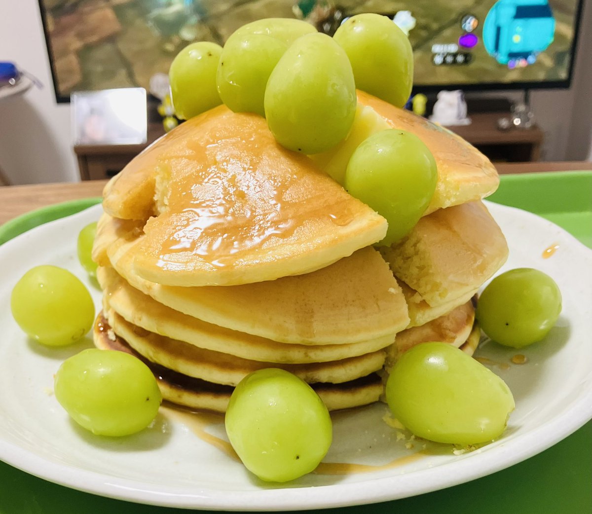 ムスメがクレイジーフードトラックに出てくる「カゲミナリたっぷりパンケーキ」を作ってくれました。めっちゃ美味い!!!天才!!! 