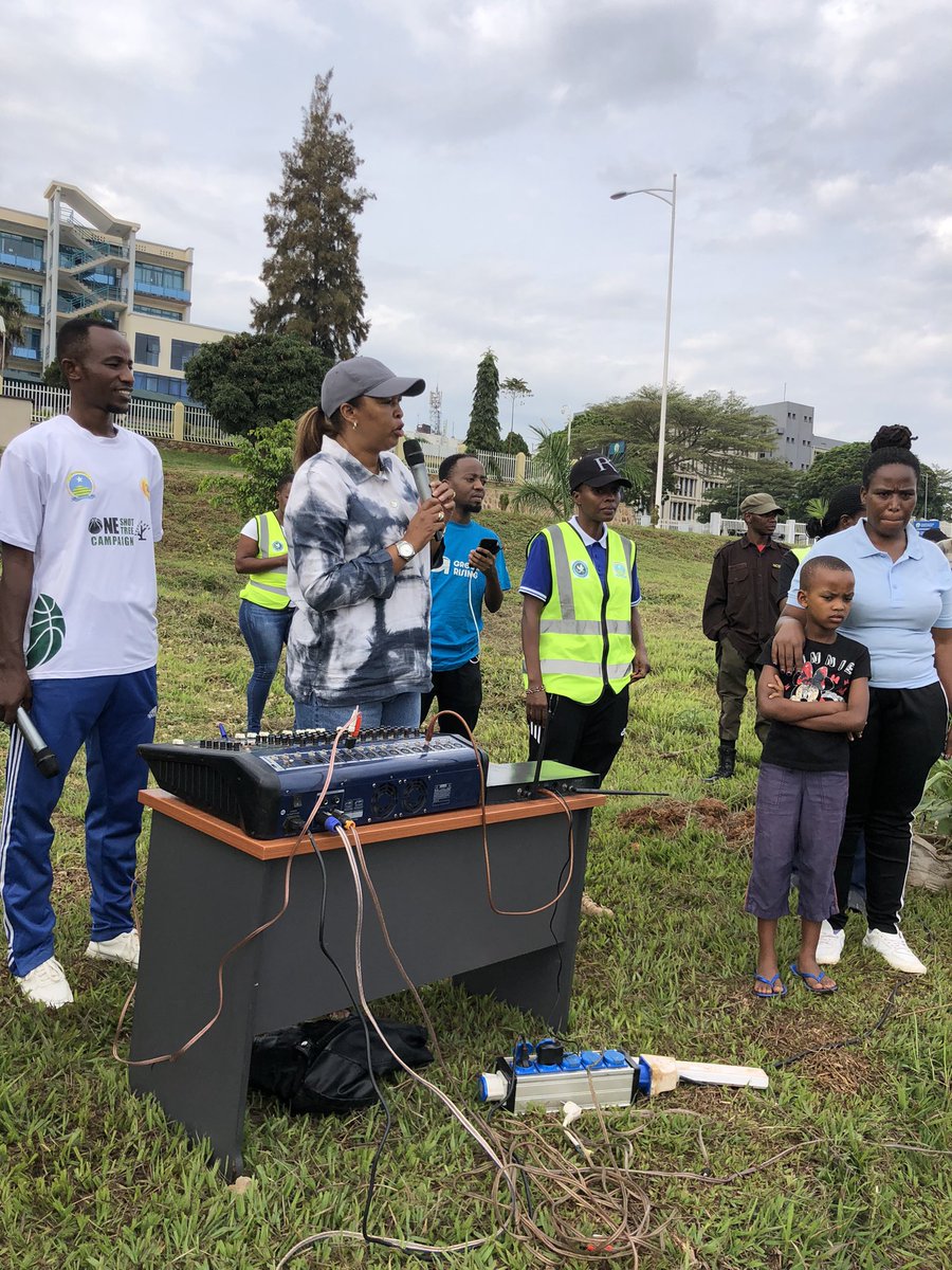 RYVCPKACYIRU's tweet photo. Biri kuba @RwandaYouthVol1 muri @kacyiru_sector dufatanyije n’ubuyobozi bw’umurenge Turi mumuganda wo gutera ibiti ahahoze gare ya Kacyiru. Kigali  Itoshye#Igiti cyange! @RYVCP_Gasabo https://t.co/SxXkVa4yOr