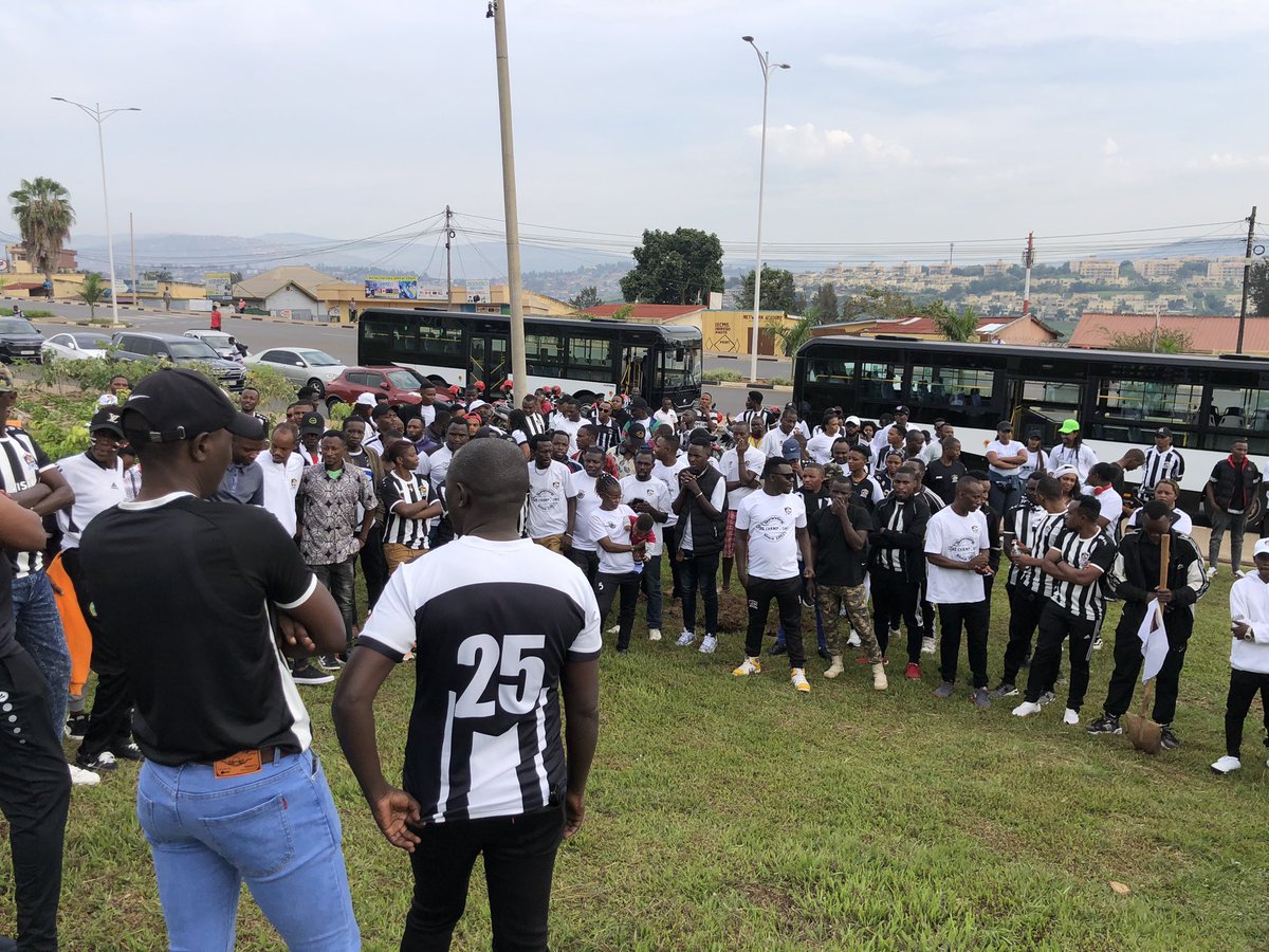 Biri kuba <a href="/RwandaYouthVol1/">Rwanda Youth Volunteers</a> muri <a href="/kacyiru_sector/">Kacyiru Sector</a> dufatanyije n’ubuyobozi bw’umurenge Turi mumuganda wo gutera ibiti ahahoze gare ya Kacyiru. Kigali  Itoshye#Igiti cyange! <a href="/RYVCP_Gasabo/">GASABO YOUTH VOLUNTEERS</a>