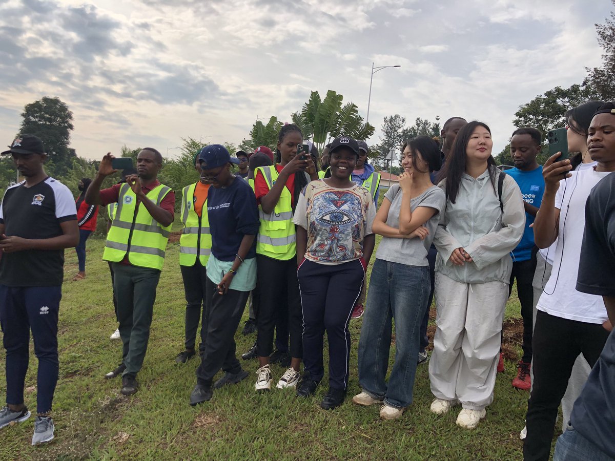 RYVCPKACYIRU's tweet photo. Biri kuba @RwandaYouthVol1 muri @kacyiru_sector dufatanyije n’ubuyobozi bw’umurenge Turi mumuganda wo gutera ibiti ahahoze gare ya Kacyiru. Kigali  Itoshye#Igiti cyange! @RYVCP_Gasabo https://t.co/SxXkVa4yOr