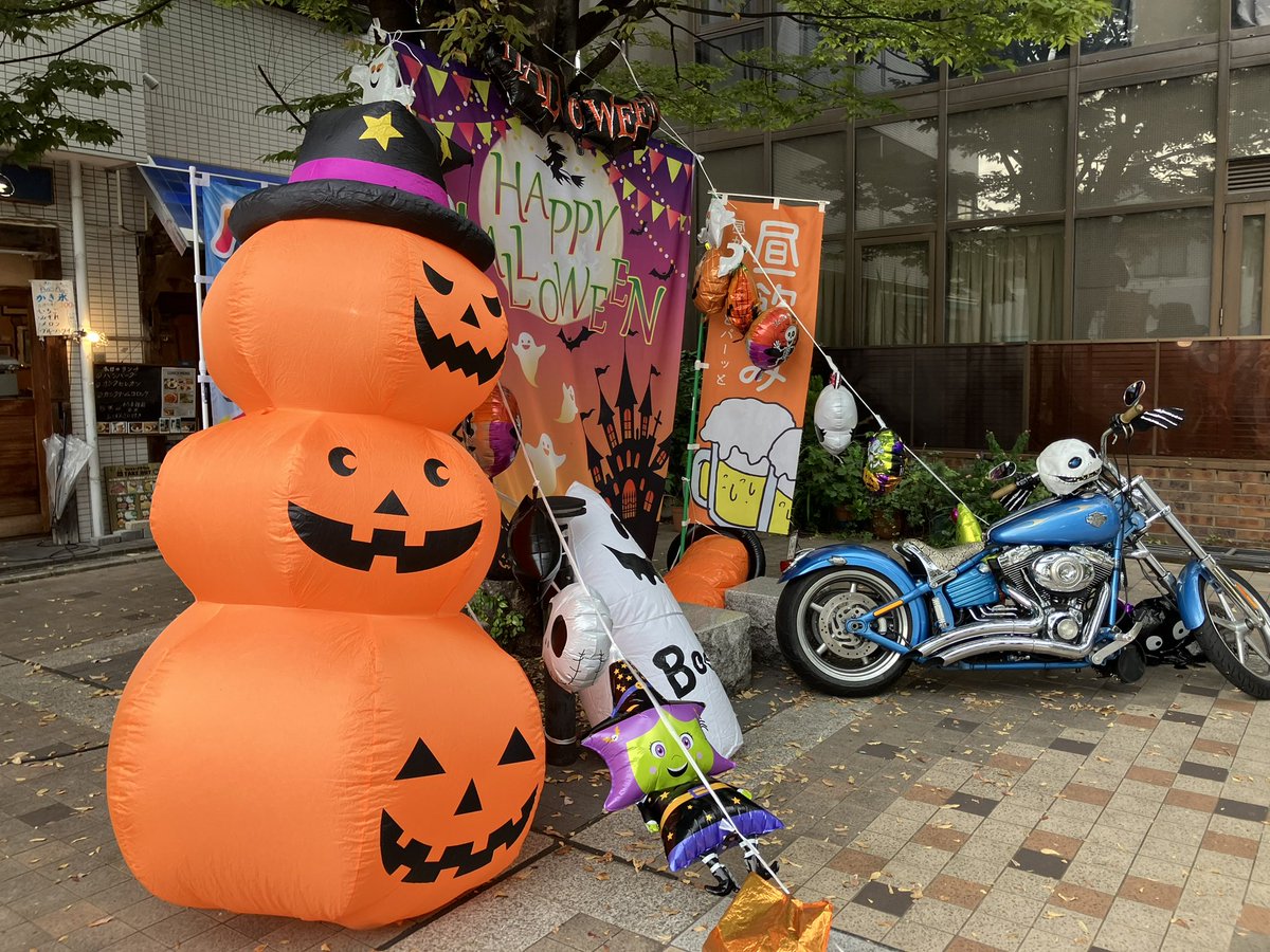 hatchhyogojp's tweet photo. #クロスロードカフェ 内『#兵庫、#伊丹 間借り店』には26日現在『#ポットラック新聞』『#ぽんタブ』『#Lifes』『#Megru』『#EXPOST』『#うたらば』『#sin文紙』『#えんを描く』『#ケッサク』『#MaiSoil』『#VOICEOFLIFE』『#烏鷺文庫』等を追加設置。
街はすっかりハロウィン。皆様、ぜひ。 https://t.co/zrF9Pn7w3T