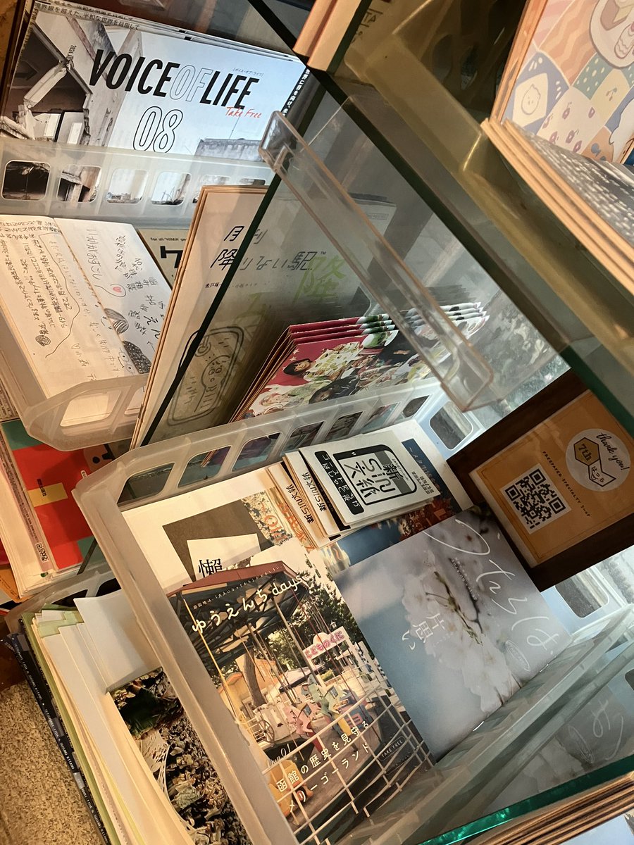 hatchhyogojp's tweet photo. #クロスロードカフェ 内『#兵庫、#伊丹 間借り店』には26日現在『#ポットラック新聞』『#ぽんタブ』『#Lifes』『#Megru』『#EXPOST』『#うたらば』『#sin文紙』『#えんを描く』『#ケッサク』『#MaiSoil』『#VOICEOFLIFE』『#烏鷺文庫』等を追加設置。
街はすっかりハロウィン。皆様、ぜひ。 https://t.co/zrF9Pn7w3T