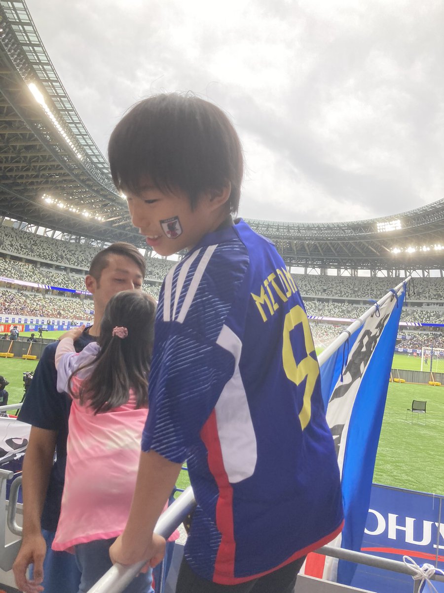 no__niin's tweet photo. サッカー観戦してたら子供に応援の旗を振らせてもらいました！
頑張れ！なでしこ！ https://t.co/XfB5MPjgV5