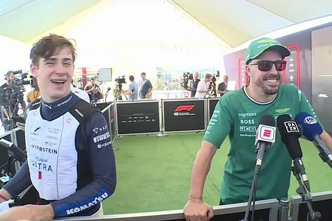 FormulaDirecta's tweet photo. 🇦🇷🇪🇸  Franco Colapinto se rinde ante Fernando Alonso: "¡No pasan los años para este 'chabón'!"

👉 "Si ves la salida en Austin, Alonso es el que salió con mejor reacción de todos"

👉 "Es un piloto como muy pocos. Nadie ha sido tan competitivo a su edad y estoy convencido que si tiene un coche para pelear el Mundial lo va a ganar".

[@DAZN_ES]

#F1