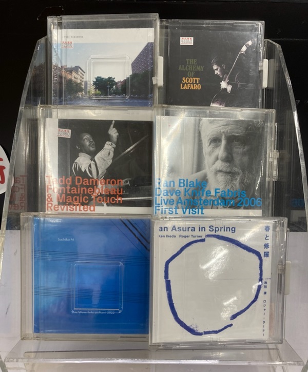 JazzTOKYO's tweet photo. 【#JazzTOKYO本日の新品CD】
N.Y.を拠点とするベーシスト山村勇樹のピアノトリオによるデビュー作をはじめ、スコット・ラファロのアンソロジー3枚組や、TADD DAMERON、RAN BRAKE、Ftarriでのライヴ2作品が入荷しました。
#du入荷 https://t.co/E9bmjHNdXv