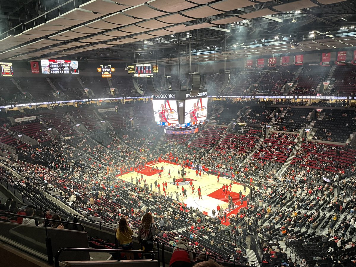 alexctam's tweet photo. A minute left in the pregame and attendance is uh, sparse for a Friday night in Portland. https://t.co/38Gs3a1PvK